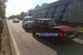 На трассе под Николаевом столкнулись три автомобиля – возникла большая пробка