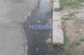 В Николаеве полгода по улице течет вода из люка: жителям говорят, что ремонт - за их счет