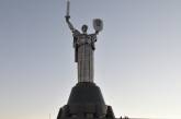 На монумент «Родина-мать» в столице начали устанавливать трезубец