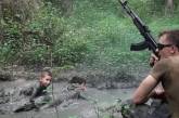 У РФ спецназівці змусили дітей повзти у бруді під дулом автомата