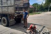 В Николаеве предприятие по вывозу мусора начало само латать убитую дорогу