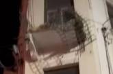 Во Львове на проезжую часть обвалился балкон с мужчиной