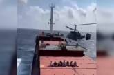 Вертолет подлетел к палубе: появилось видео возможного досмотра россиянами судна Sukru Okan (видео)