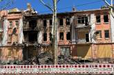 Пепел под ногами: в Николаеве жильцы поврежденного обстрелами дома расчищают жилье (видео)