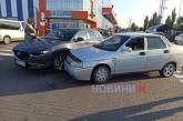 На парковці біля «Епіцентру» у Миколаєві зіткнулися «Мазда» та ВАЗ