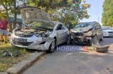 У Миколаєві біля супермаркету «Тойота» не пропустила «Хюндай»: від удару авто вилетіло на газон