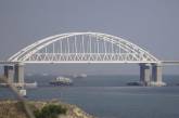 Росія могла затопити шість суден біля Кримського мосту: супутникові знімки