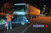 У центрі Миколаєва зіткнулися фура та «Жигулі»: постраждалу забрала швидка