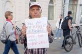 Миколаївський пенсіонер намагався наставити на розум учасників проросійської демонстрації у Німеччині
