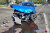 У центрі Миколаєва зіткнулися кросовер MG та сміттєвоз Мерседес: постраждала жінка-водій