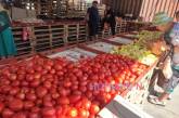 Порожні прилавки м'ясного павільйону та різноманітність овочів: репортаж з ринку Миколаєва
