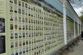 Зі Стіни пам'яті у Києві почали зникати фото загиблих українських воїнів (відео)