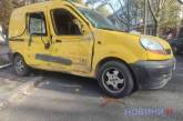 В центре Николаева столкнулись «Рено» и городской автобус — пострадала женщина