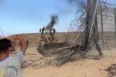 Палестинцы приступили к сносу стены на границе Израиля и сектора Газа (видео)
