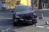 ДТП в Одессе: две иномарки не поделили дорогу и снесли рекламный щит 