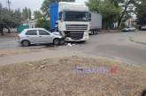 В Николаеве «Шкода» врезалась в фуру: пострадал пассажир, заблокировано движение