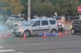 В центре Николаеве автомобиль сбил мопедиста: пострадала пассажирка