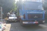 В Николаеве мусоровоз повредил легковушку «Пежо»