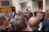 «Ти розколюєш Україну! Я її сколюю 30 років!»: у Раді ледь не побилися два депутати (відео)