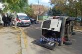 В Николаеве «Ланос» перевернул микроавтобус: пострадала водитель (видео)