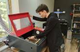 Миколаївець виробляє на 3D-принтері повербанки та зарядні станції