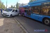 В Николаеве столкнулись троллейбус и «Опель» - на проспекте затор