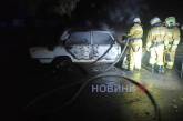 Вночі в Миколаєві згорів автомобіль: рятувальники запобігли вибуху (фото, відео)