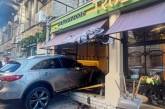 В Одессе женщина на авто влетела в ресторан: есть пострадавшие