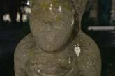 Били сокирою: у Харкові вандали пошкодили стародавні скульптури