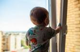 У Дніпрі мати з дитиною випали з вікна будинку: за життя малюка борються лікарі