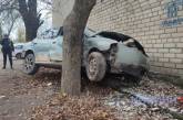 Водитель Hyundai, застрявшего после ДТП между деревом и стеной в Николаеве, был пьян
