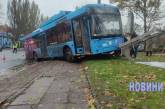 В Николаеве троллейбус после столкновения с «Опелем» вылетел в сквер