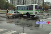 У центрі Миколаєва дівчина на «Опелі» врізалася в автобус: на пробку Садовою