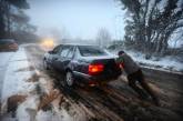 Перший сніг у Миколаєві: водіїв та пішоходів попереджають про небезпеку на дорогах