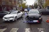 В Николаеве столкнулись Volkswagen и Acura: заблокировано движение трамваев