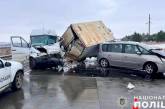 У Миколаївській області зіткнулися автобус, вантажівка та легковик: троє постраждалих