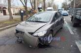 У Миколаєві зіткнулися три автомобілі: «Хонда» перекинулася, постраждав водій