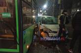 У Миколаєві водій «Рено», який намагався втекти з місця ДТП, врізався у міський автобус