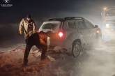 Николаевские спасатели продолжают высвобождать автомобили из снежных заносов