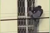 Чоловік втік із будівлі ТЦК через вікно на другому поверсі у Мукачеві (відео)