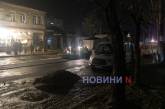 У центрі Миколаєва вночі та під дощем укладають асфальт (відео)