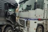 В Николаеве столкнулись два грузовика и микроавтобус: пострадали водители и пассажир