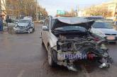 В Николаеве столкнулись Subaru и Nissan: пострадал водитель, на проспекте пробка