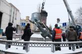 Простояв майже 70 років: у Києві демонтували пам'ятник Щорсу