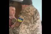 «Я б тебя задушил»: во Львовской области мужчина в военной форме угрожал священнику повесткой (видео)