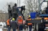 В Киеве демонтировали советский памятник «Таращанец»