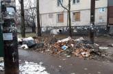 Перехрестя на вулиці Космонавтів у Миколаєві перетворили на склад «земного» сміття