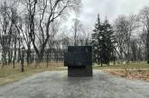 У Києві демонтували ще один пам'ятник (фото)