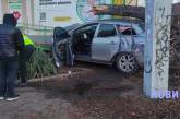 В Николаеве Mazda сбила пешехода и врезалась в аптеку, водитель сбежал