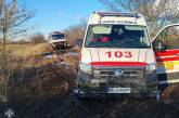 В Николаевской области спасатели вытаскивали из болота «скорую» и авто с младенцем (видео)